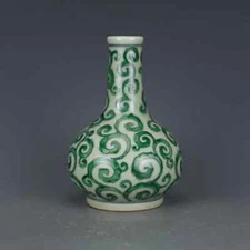 Green Scroll Grass Pattern Gallbladder Vase