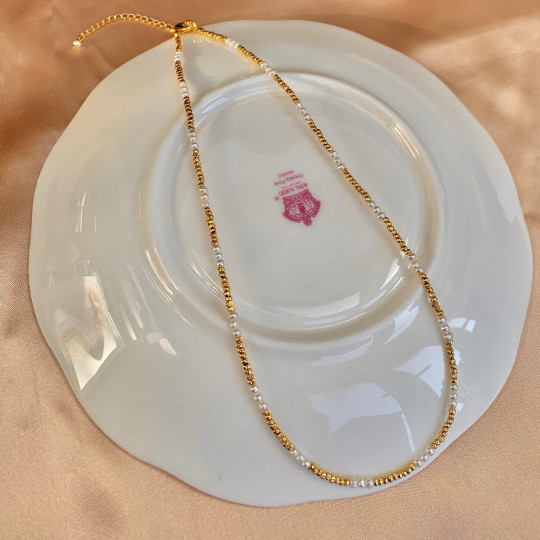 Mini collar de cuentas de oro brillante y perlas, pequeñas cuentas de perlas naturales de 2,5 mm