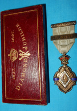 1897 SILVER MASONIC QUEEN VICTORIA DIAMOND JUBILEE JEWEL + BOX + ATTENDANCE BAR