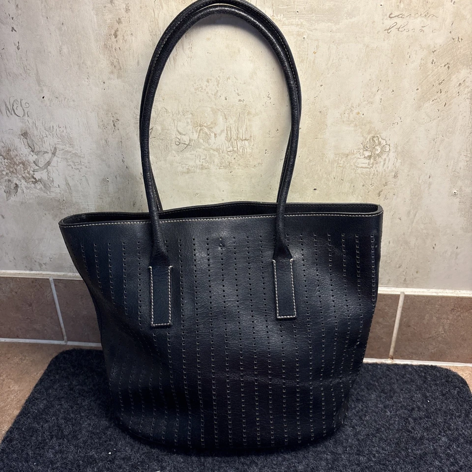 Hermoso bolso de mano Prada de cuero con placa triangular negro auténtico Foto 2 de 4