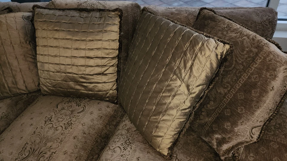 Henredon Designer Down Filled Sofa & 5 Henredon Pillows, 2 Silk A+ Condition - Image 4 of 4