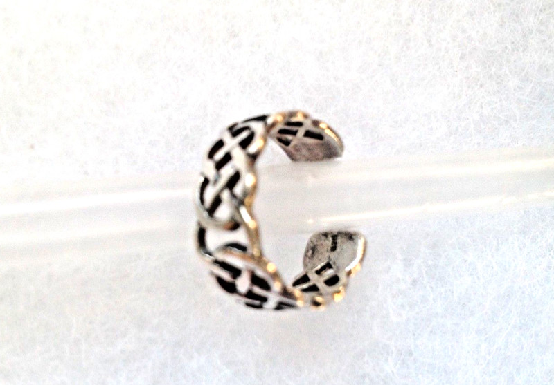 Sterling silver uni sex toe ring. It's adjustable size