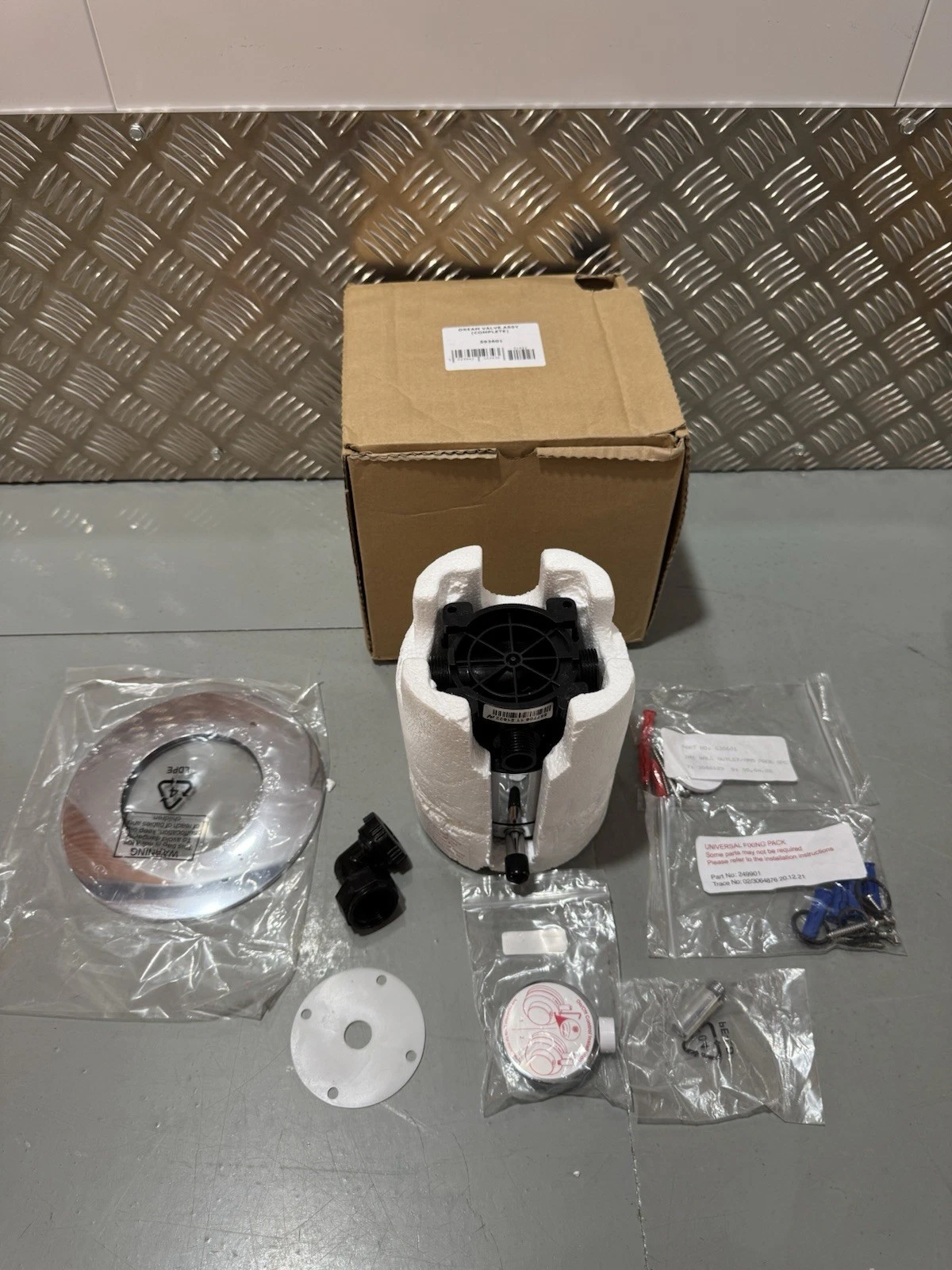 Aqualisa Dream Concealed Mixer Shower With Fixed Ceiling Head DRM001CFC New 5