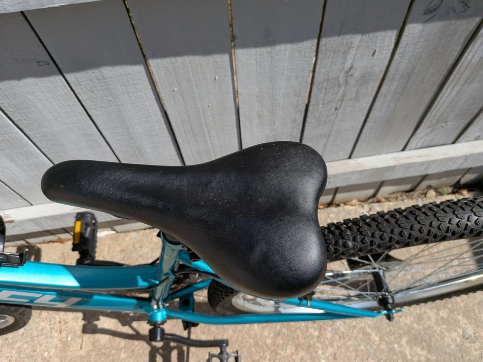 Bicicleta de montaña Huffy para mujer verde azulado 21 velocidades Shimano palanca de cambios giratoria Foto 2 de 4