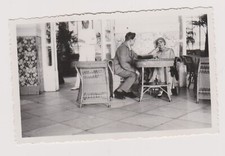 Photo ancienne 🎞️ Couple Belgique salon serveur chaises osier 1930 📸