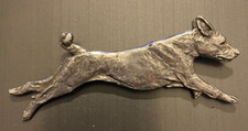 Assez belle épingle à chien en étain coursing sautant Basenji par Cindy A. Conter très bon état