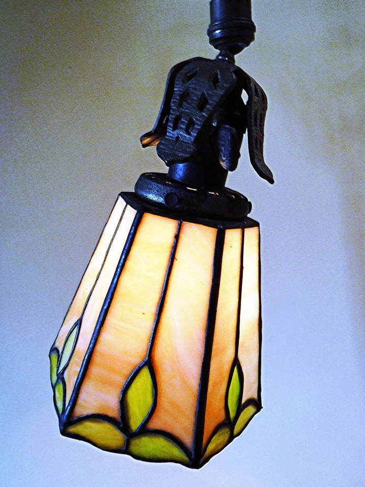 ANTIGUA LÁMPARA DE LATÓN CON PANTALLA DE VIDRIO CON PLOMO MANCHADO ERA ARTESANAL ARTESANAL ARTESANAL, 1910 Foto 4 de 4