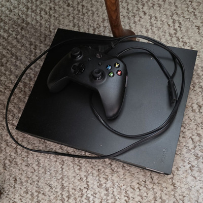 Microsoft Xbox One X Spielekonsole Schwarz mit Controller und zwei Spielen