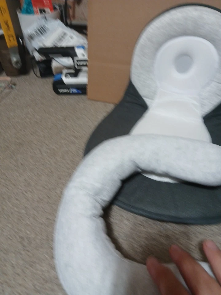 Almohada de maternidad ThinLife Baby Products gris y blanca Foto 2 de 4