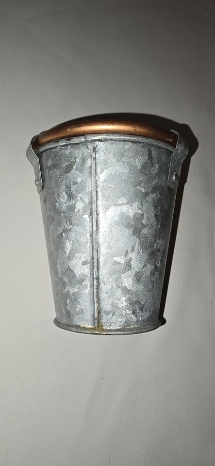 Maceta pequeña de flores de zinc Foto 2 de 4