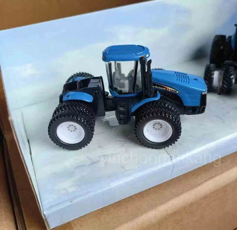 New Holland TJ530 and TG305 2-Piece Tractor Set Dealer Edition 1:64 Scale NIB - Image 4 of 4