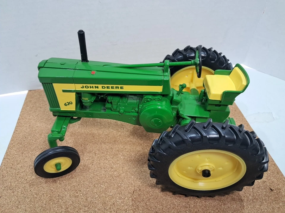 High Detail John Deere 620 1/16 Scale Tractor - Image 2 of 4