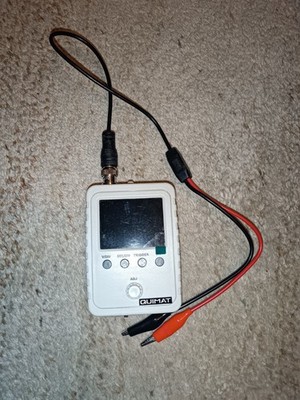 Digital Oszilloskop Quimat mit 2,4 Zoll LCD Display und Gehäuse Test Clip 