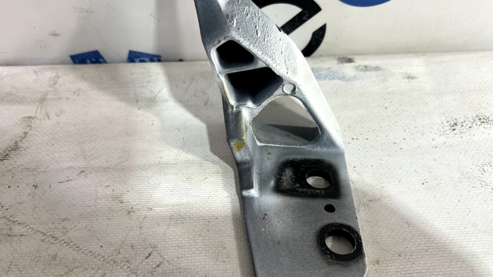 ASTON MARTIN V8 VANTAGE RIGHT DOOR HINGE CHECK STRAP STOPPER BRACKET OEM 2011 ✔️