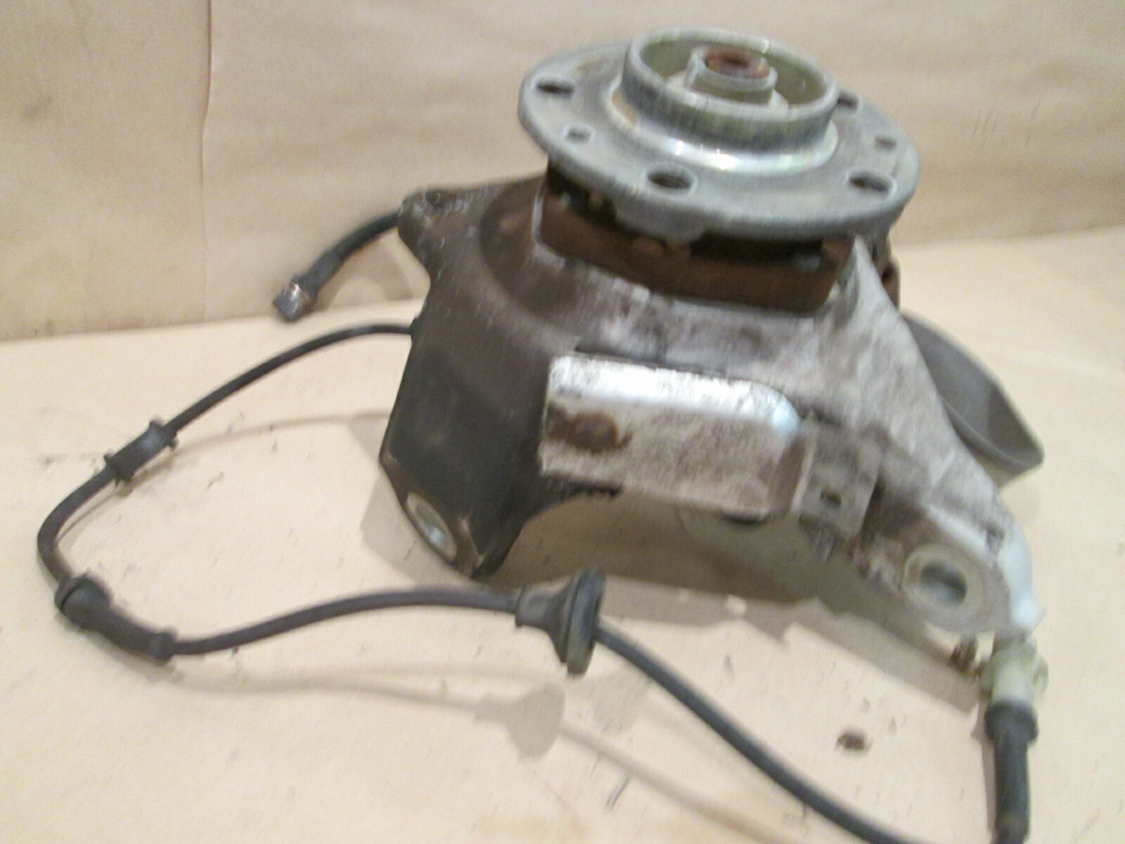 Ferrari 355 LH Front Stub Axle /  Steering Knuckle / Wheel Bearing 175488
