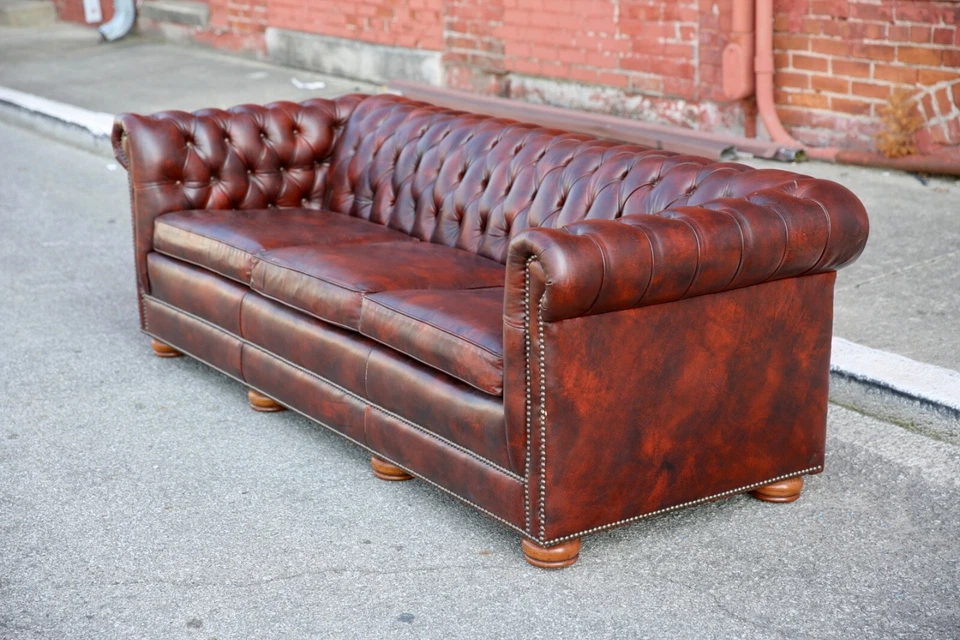 Sofá Chesterfield vintage cuero marrón Carolina Leather House Inc acolchado Foto 3 de 4