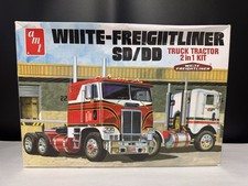 AMT 1/25 White Freightliner Sd/dd Truck Tractor 2 in 1 Kit