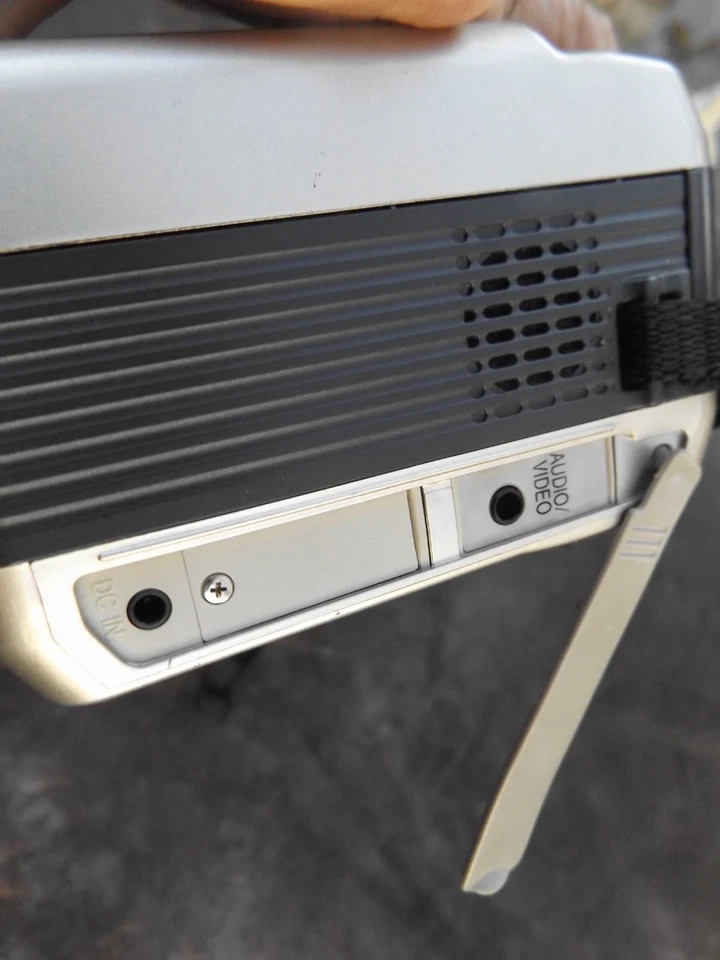 Sharp Viewcam VL-AH50U Hi-8 Analog Camcorder (Untested) W /BATTERY AS IS PARTS R - Image 3 of 4