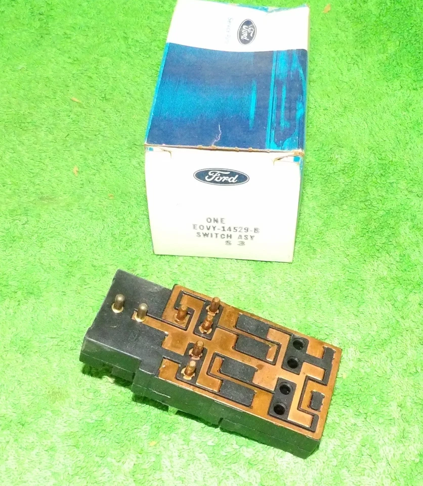 Crown Victoria Grand Marquis 80-83 Xr7 1980-1987 Nuevo de Lote Antiguo Interruptor de Ventana Eléctrica Puerta Derecha Foto 4 de 4