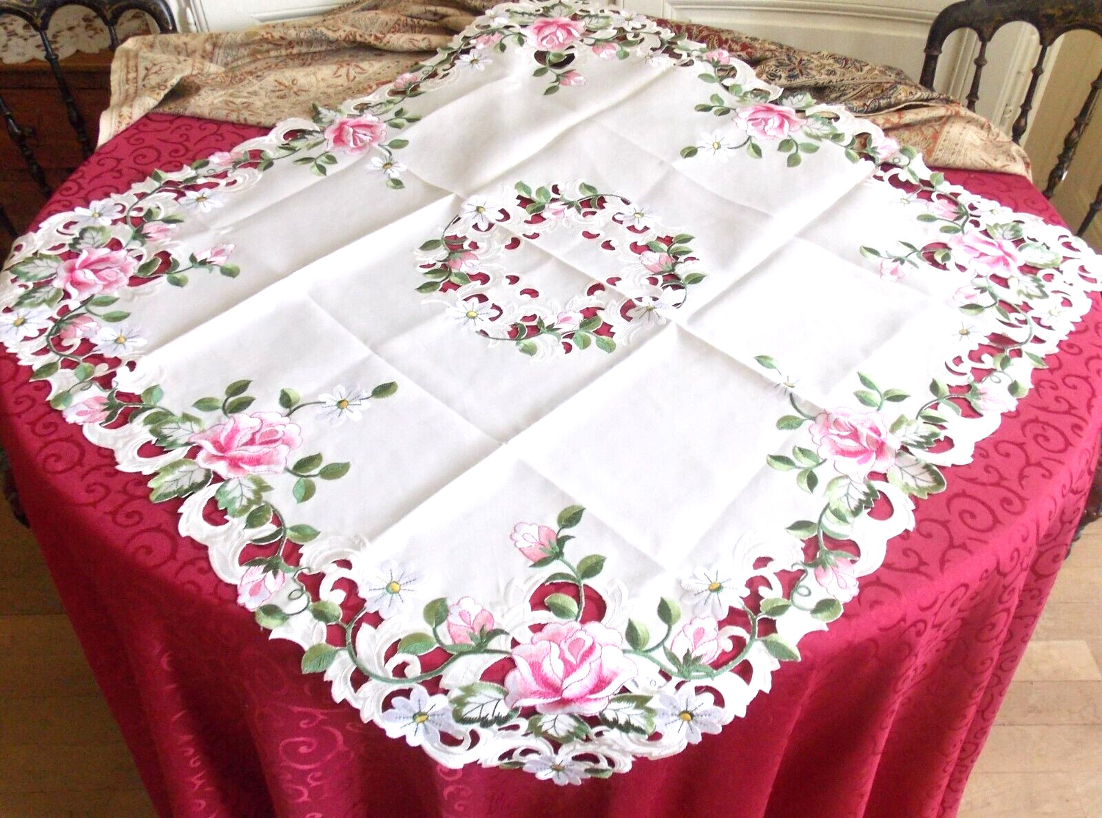 Nappe carrée 85x85 Belle Rose brodée couleur écru clair pour sublimer vos repas de fête en famille