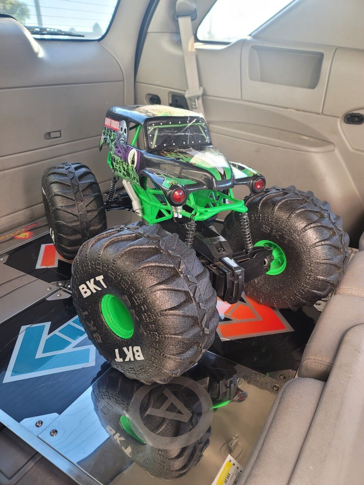  Monster Jam, camión monstruo oficial Mega Grave Digger  todoterreno con control remoto con luces, escala 1: 6 : Deportes y  Actividades al Aire Libre