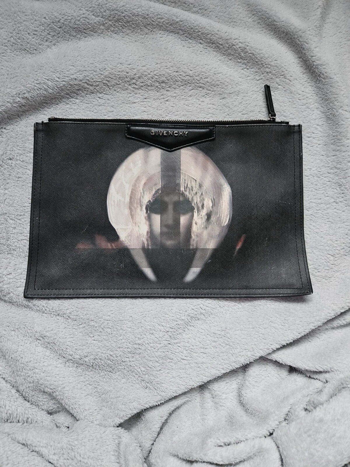 GIVENCHY  Saffiano Antigona Madonna Clutch Black image 3