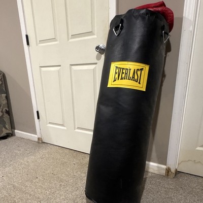 Everlast Heavy Bag Black MPN 4316 with Red Boxing Gloves for Training