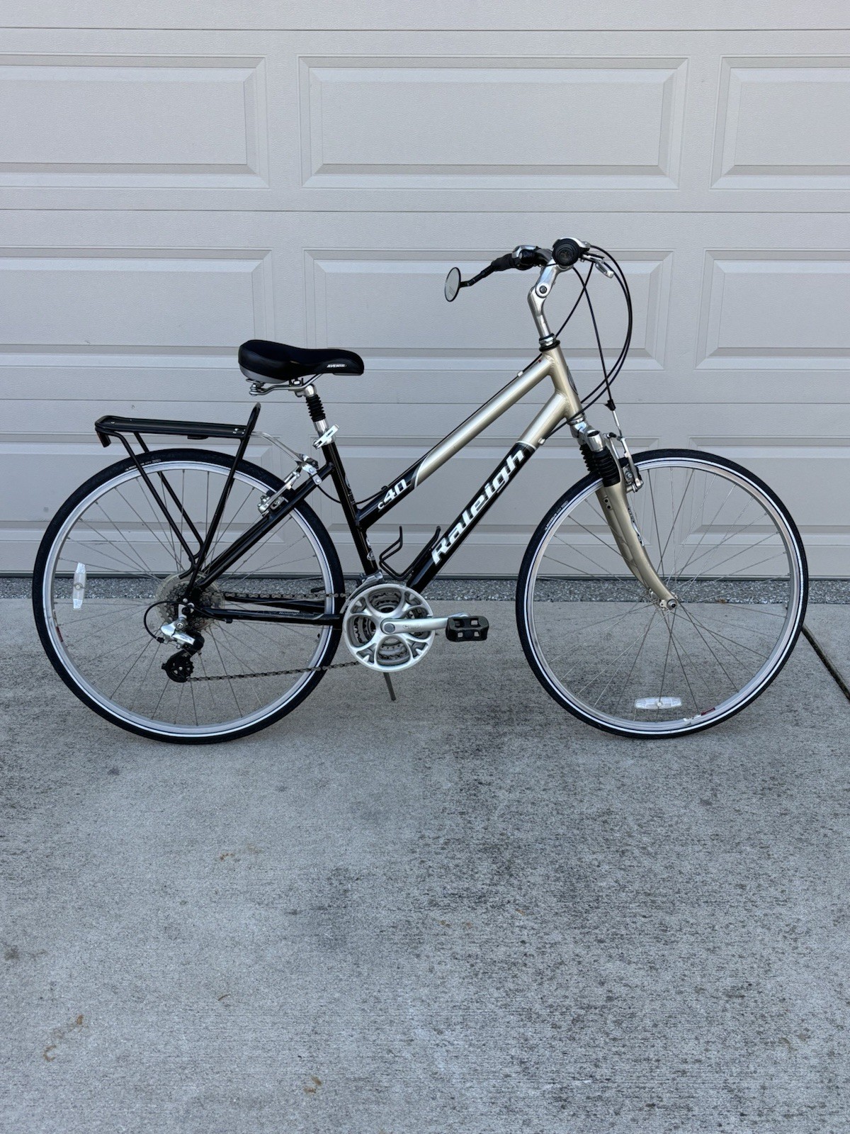 Woman&rsquo;s Raleigh C40 Hybrid Comfort Bike. Medium Size, 19 Inch Frame. Beautiful.