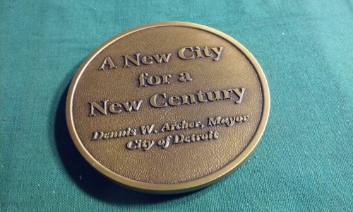 DETROIT SKYLINE Brass Gold-Tone 3” Spike Lawrence Inc. Medallion / Paperweight - Picture 5 of 5