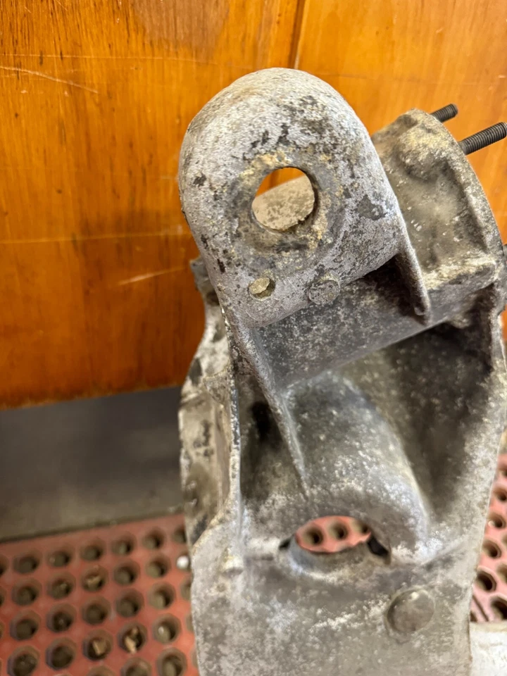 Brazo de suspensión trasero derecho original Triumph TR6 • #308224, V3110. T8466 Foto 3 de 4