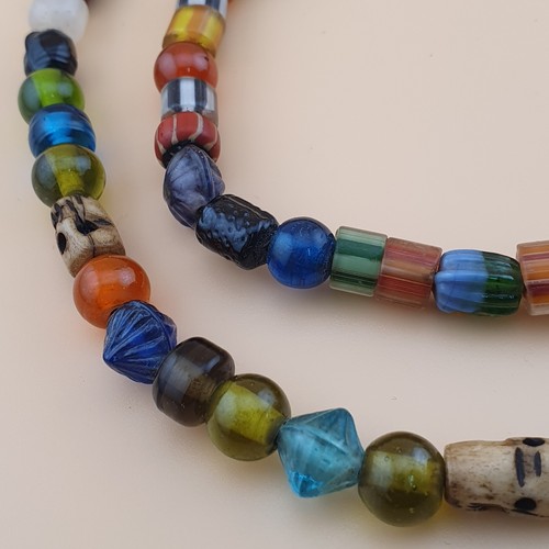 Collar vintage africano de cuentas de vidrio y hueso, joyería hecha a mano - Imagen 4 de 19