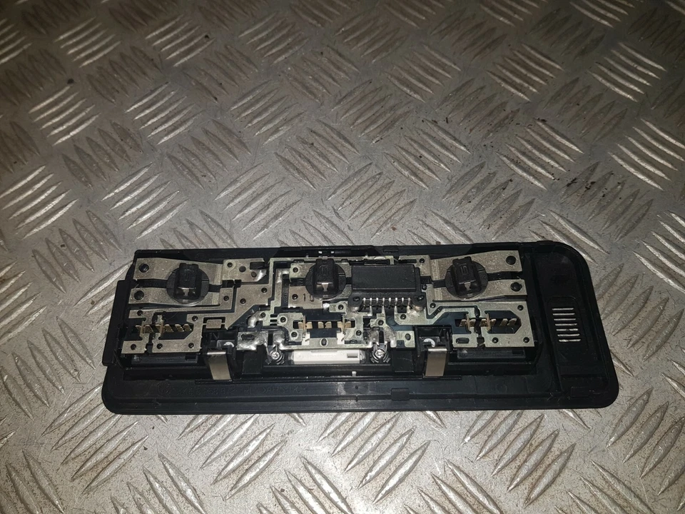 ПЕРЕДНИЙ ВНУТРЕННИЙ ФОНАРЬ НА КРЫШУ BMW Z4 63316962046 M SPORT 2.0P 2008  - Изображение 2 из 4