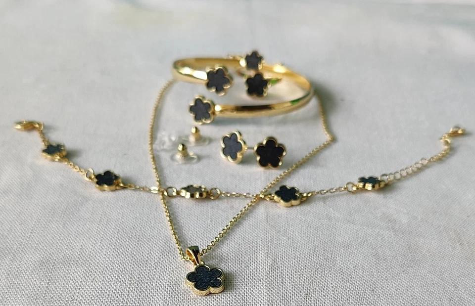 COMPRA UNO Y OBTÉN UNO GRATIS Elegante conjunto de joyas de flores de la suerte de 5 piezas Foto 2 de 4