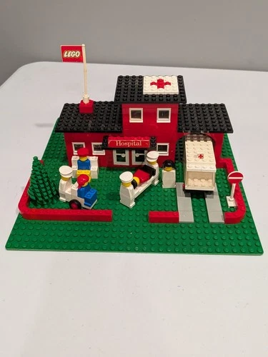 Lego Sets: Legoland: 555-1 (1975) (Missing some stickers, flag and baseplate)