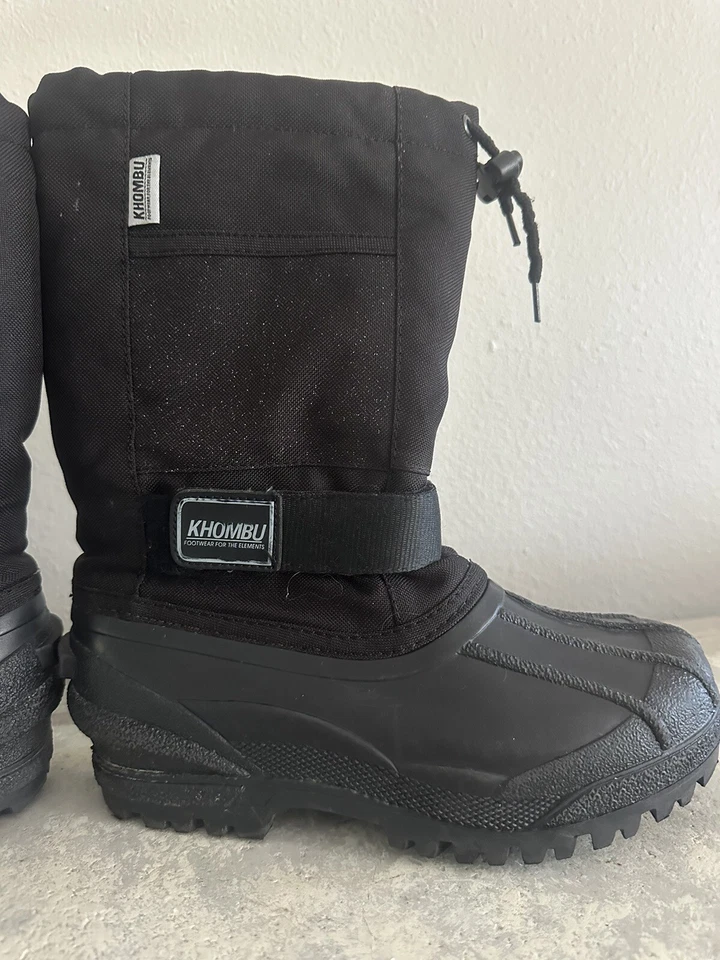 Botas de neve/inverno KHOMBU preto juvenil tamanho 4 impermeável desenho corda top/alça - Imagem 3 de 4