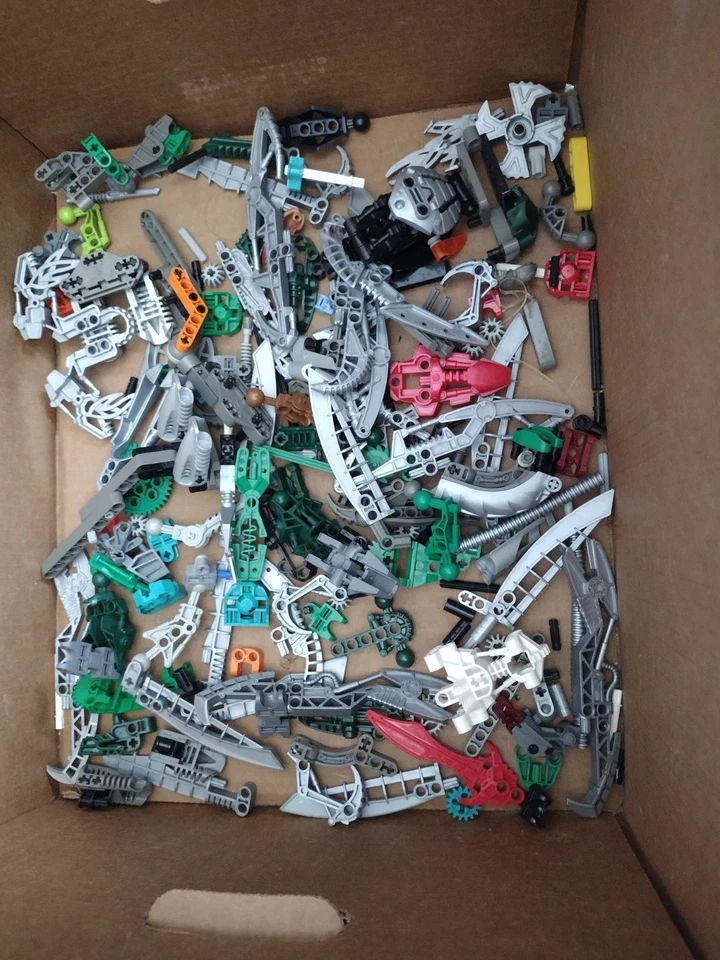 LEGO Bionicles paquete a granel con más de 5 libras de máscaras, armas y piezas y juegos Foto 2 de 4