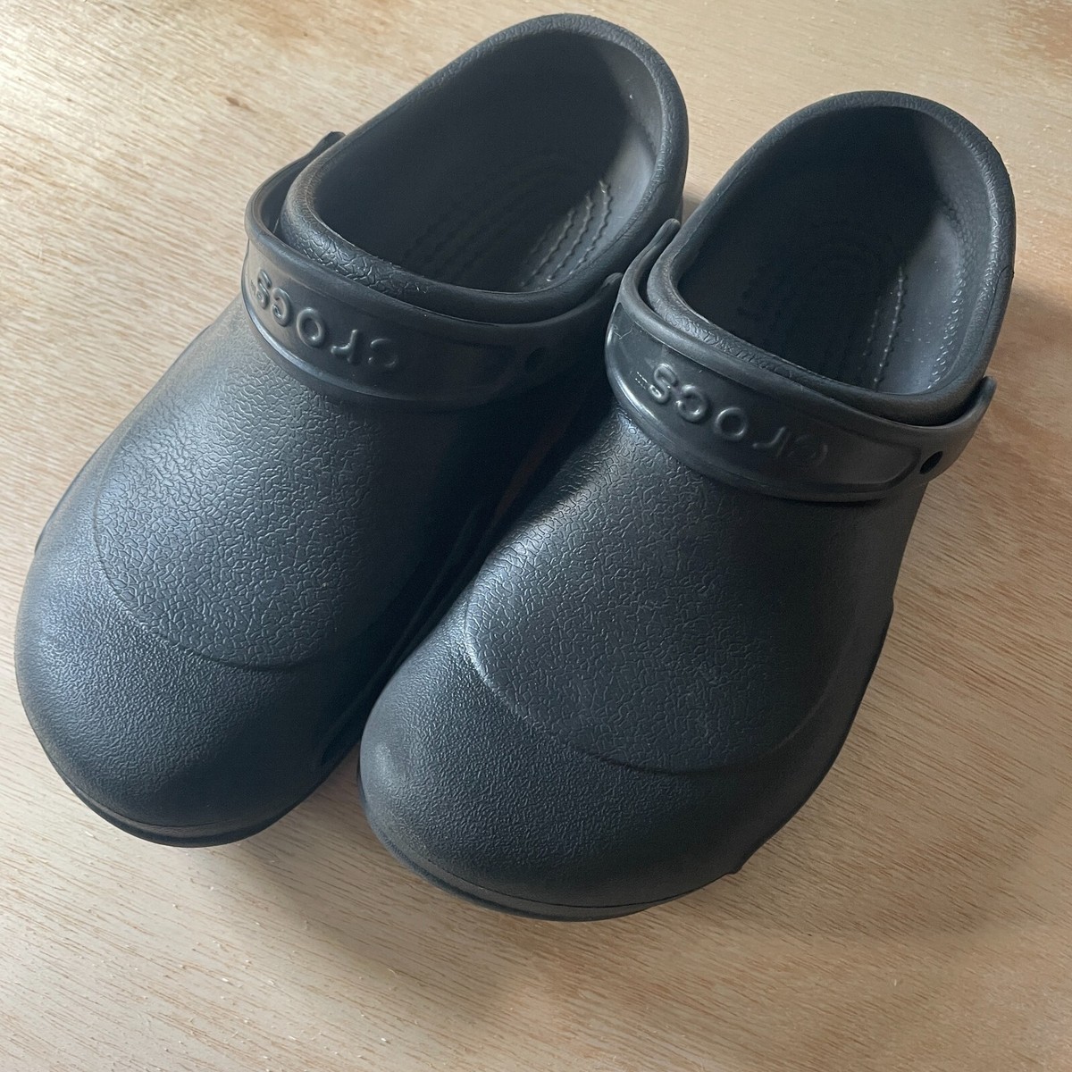 CROCS BRAND UNISEX WOMEN SIZE 10 MEN SIZE BLACK CLOGS MULES NO