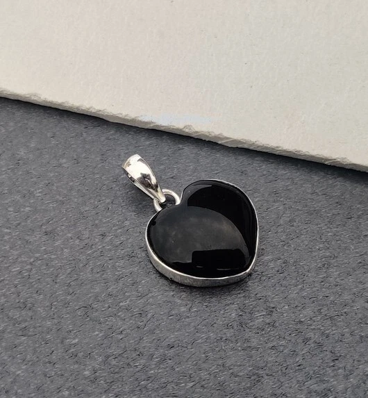 Colgante de piedras preciosas de corazón de ónix negro de plata de ley 925 hecho a mano joyería Foto 2 de 4