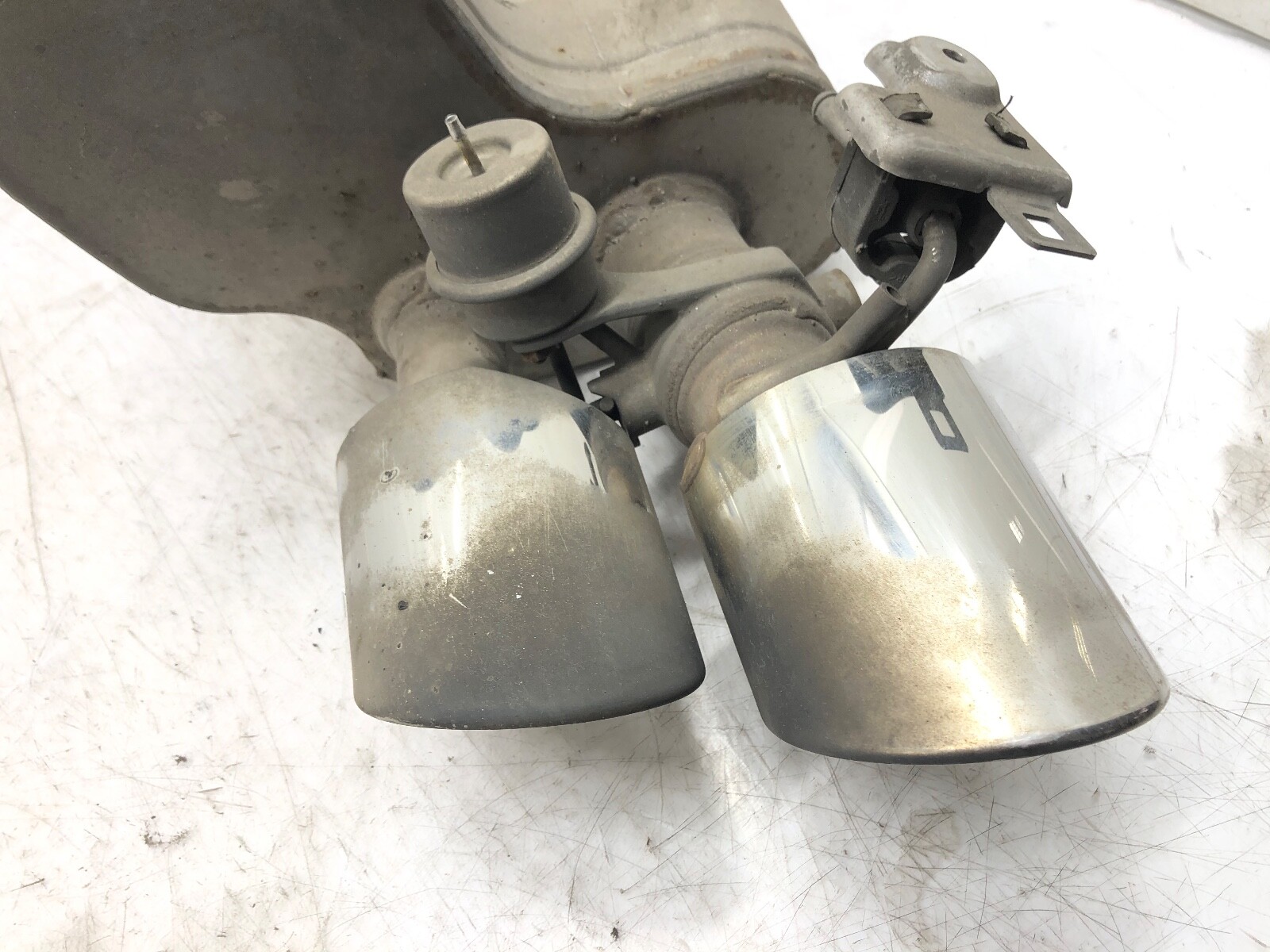 2014-2019 MASERATI GHIBLI LEFT REAR EXHAUST MUFFLER BAFFLE TIPS SILENCER OEM.