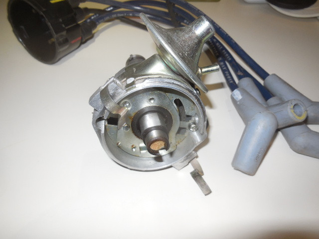 TRIUMPH, MG, MORRIS, LOTUS, METROPOLITAN LUCAS DISTRIBUTOR W/ CAP AND NICE WIRES