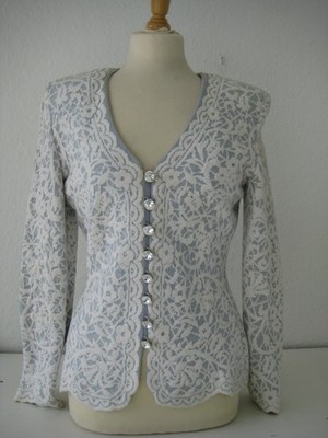 ST. JOHN - EXCLUSIVER  STRICKBLAZER - WEIß-HELLBLAU - GR: 36 .