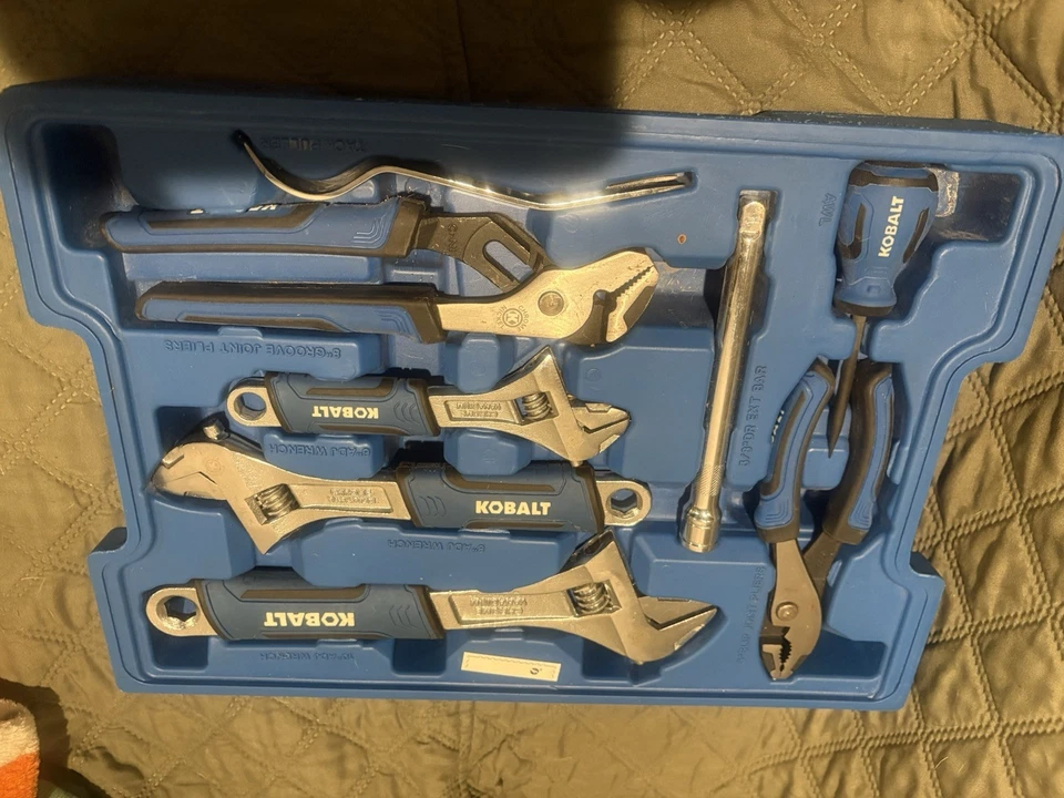 Juego de herramientas de cobalto con estuche; alicates, destornilladores, extensión, llave, etc. Foto 2 de 4