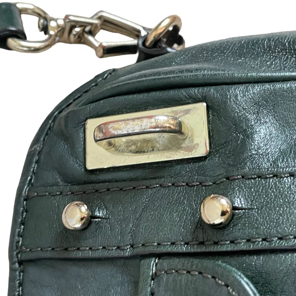 Bandolera Rebecca Minkoff de cuero verde con herrajes dorados Foto 3 de 4