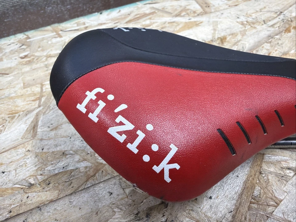Sillín Fizik Antares R5 - Riel K:ium negro/rojo 199 g Rieles Kium 7x7 138 mm de ancho Foto 3 de 4