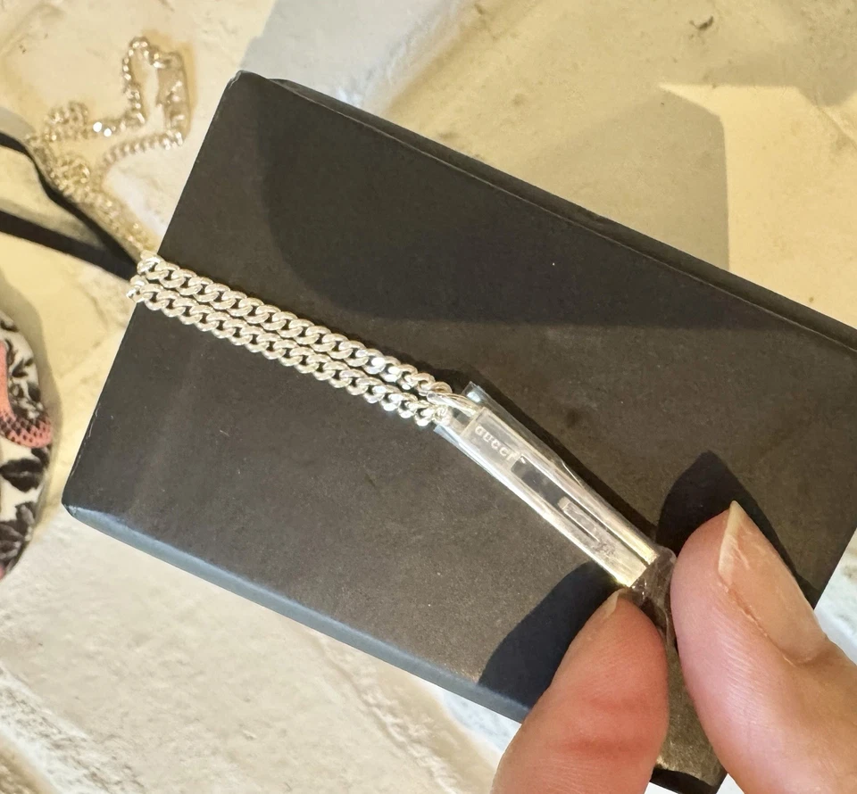 GUCCI 镂空 G 标志纯银 925 盘吊坠项链全新带盒 — 第 3/4 张图片