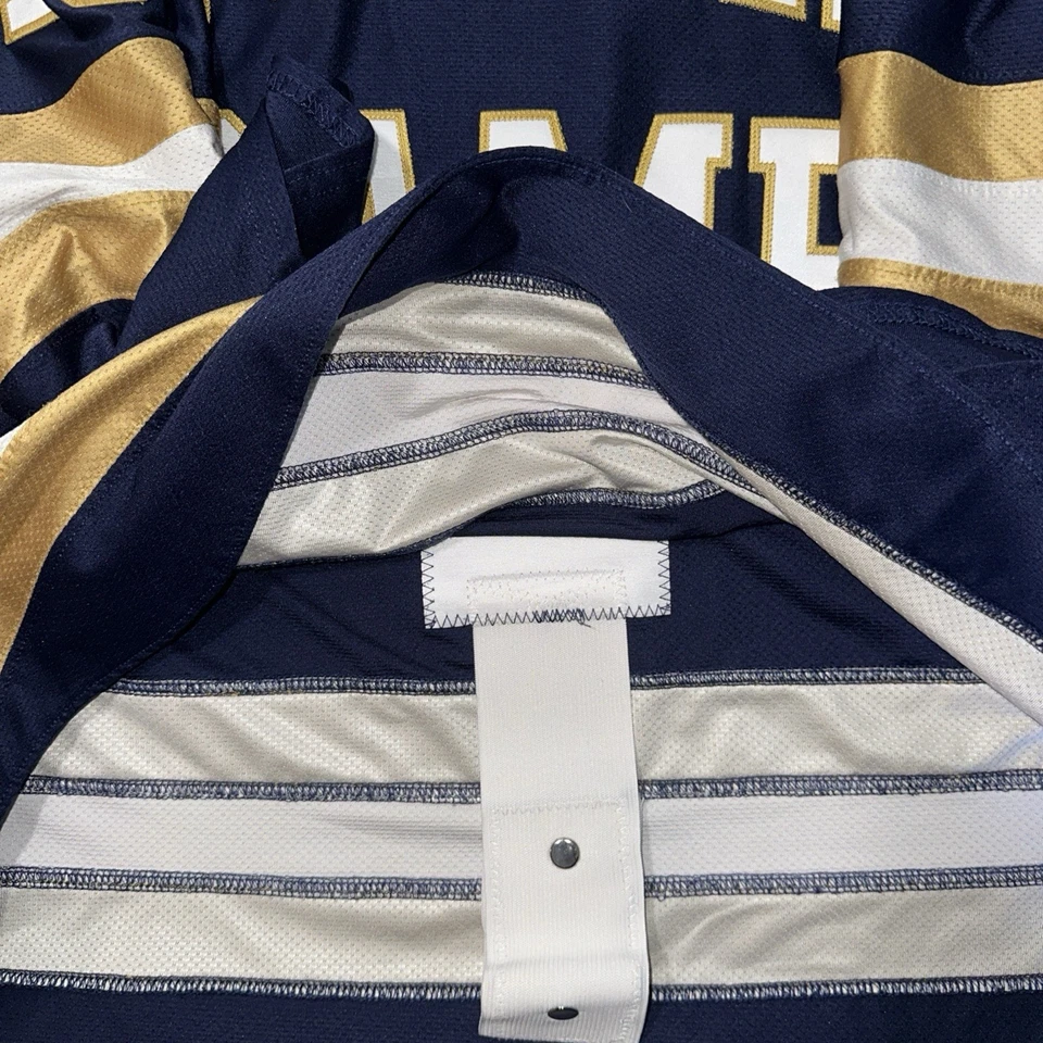 Hóquei Notre Dame. Equipe emitida. Camiseta usada em jogos A/Captain. Com shorts/meias - Imagem 4 de 4