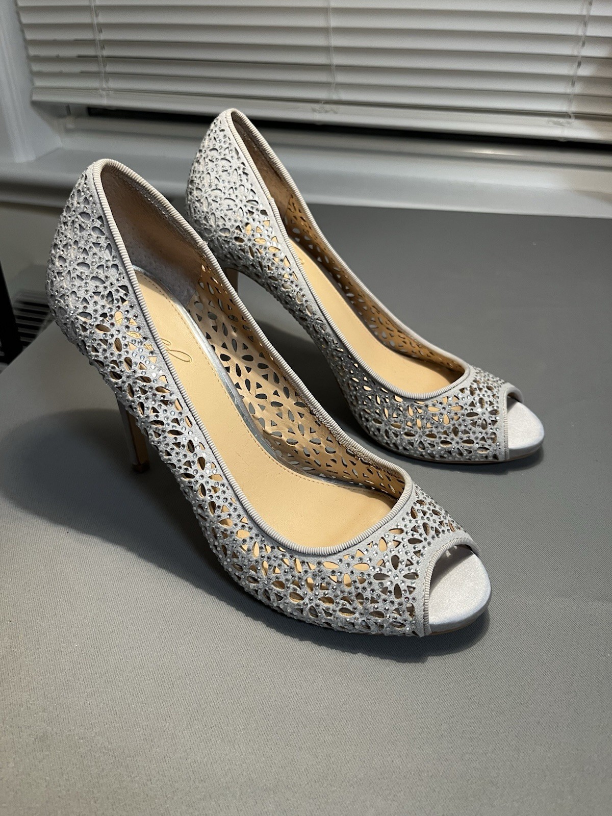 Jewel Badgley Mischka Silver Laser Cut Peep Toe Heels Sz 8 Sparkle Bride shoes