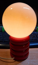 60s 70s - Vintage -Rotes  Holz -  Milchglas - Tischleuchte  - rot - Kugel Glas