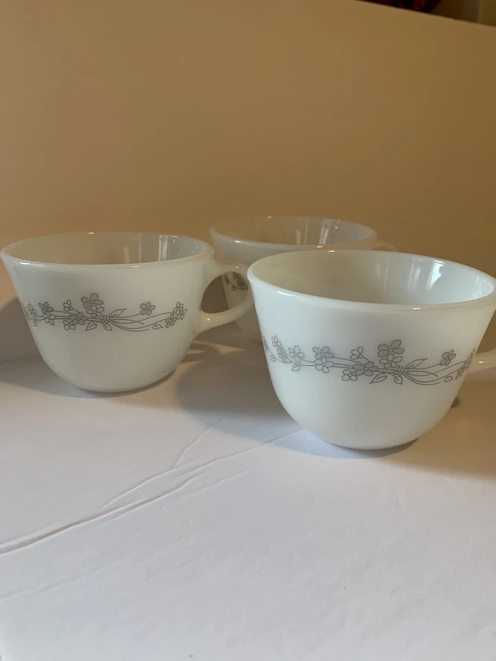 Juego de 3 tazas de té de café vintage CORNINGWARE blancas con flores grises Foto 3 de 4