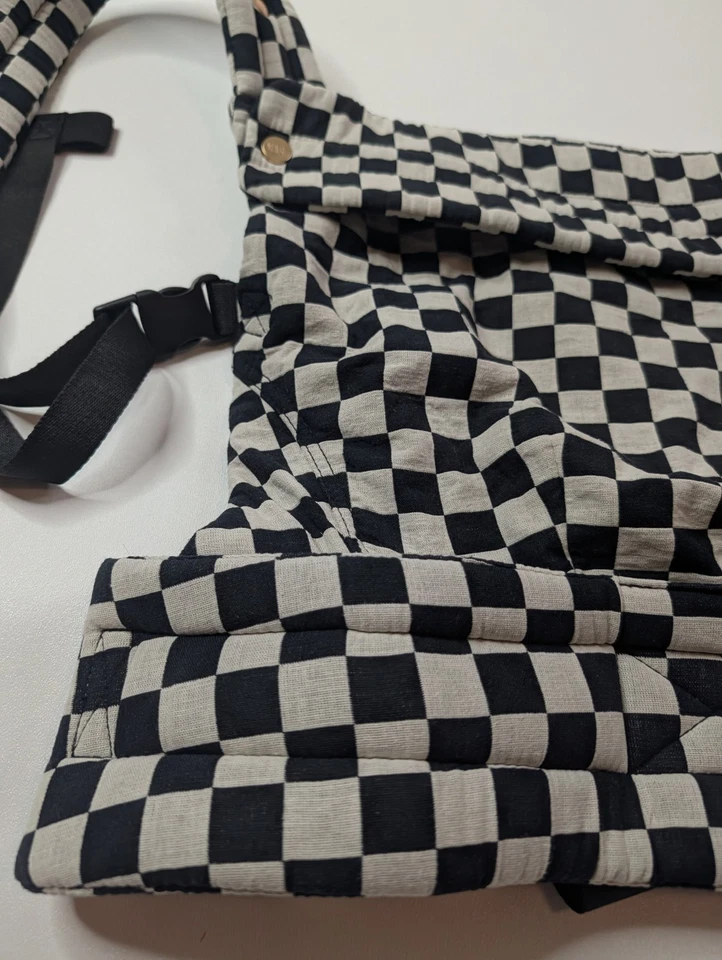 Porta-bebês Mabē preto branco quadriculado ergonômico macio estruturado estilingue... - Imagem 2 de 4